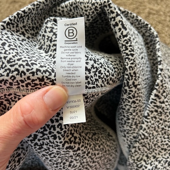 Athleta Salutation Stash II Textured crop black and white 1X - Picture 8 of 8